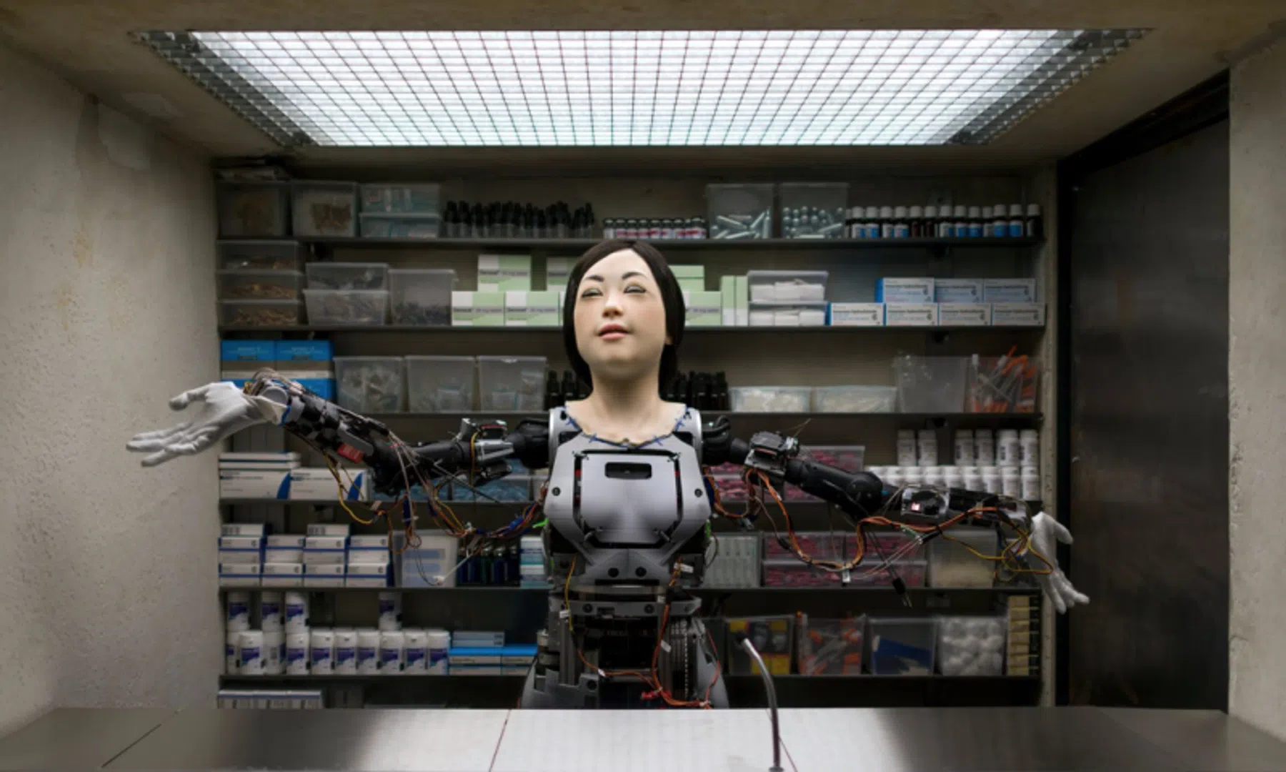 drugs legaal ballonnetje, lachgas, prozac, ketamine, xtc-pillen, envelopje met cocaïne, oxycodon, flesje ghb, crystal meth NDSM werf theater apotheek dries verhoeven humanoid robot amy