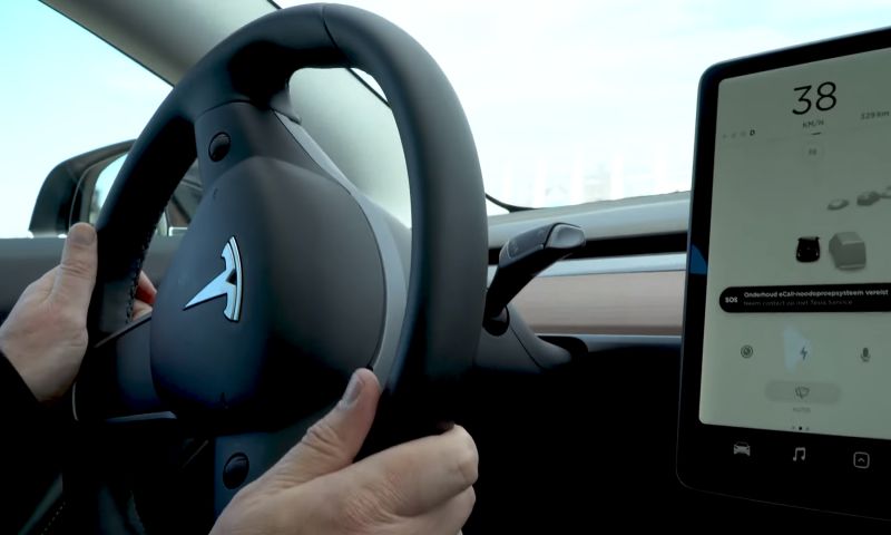 Tesla Netflix en YouTube streamen auto scherm dashboard spelletjes game