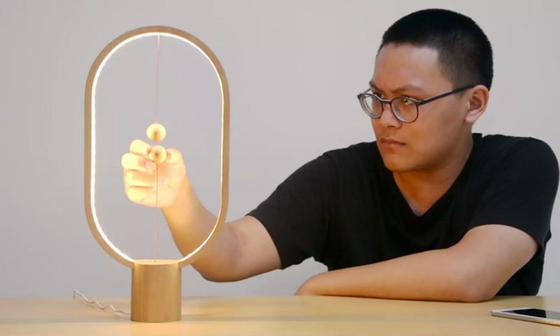 Houten designlamp met Nederlands tintje gaat hard op Kickstarter