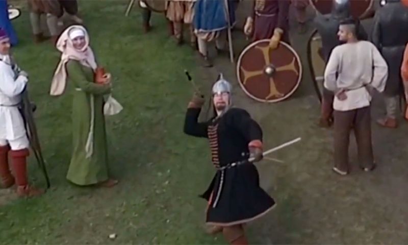 Video: Speer doorboort drone tijdens Middeleeuws festival