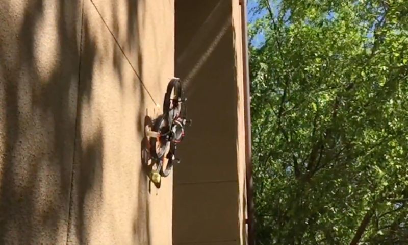 Deze drone landt op de muur als een insect