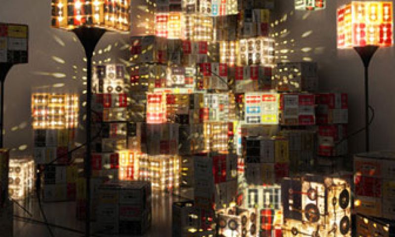 Lamp van cassettebandjes