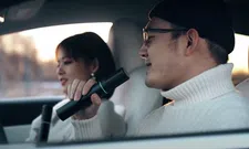 Thumbnail for article: Samen zingen in de auto: Tesla lanceert karaoke-microfoon