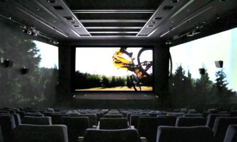 Films kijken in 270-graden op drie muren