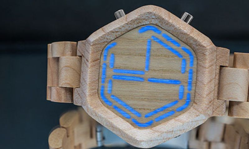Houten horloge met raadselachtige tijdsweergave