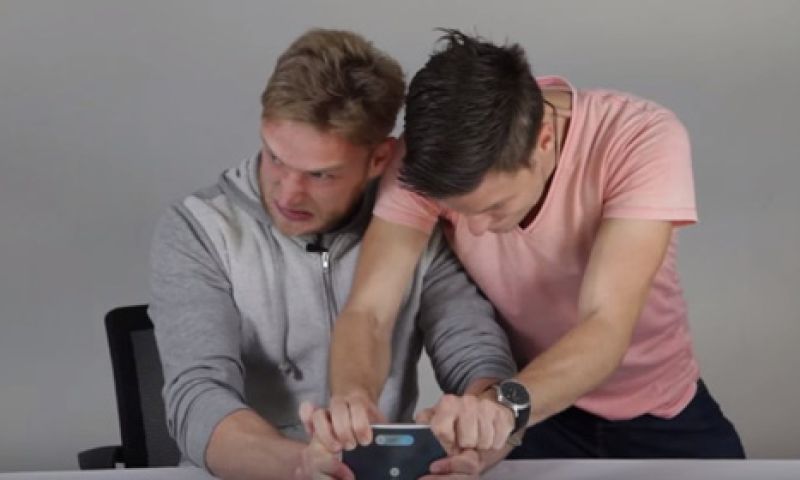 Om de iPhone 6S te buigen moet je wel heel erg sterk zijn