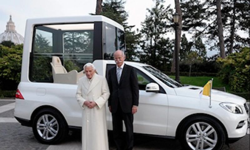 Paus krijgt nieuwe popemobile van Mercedes