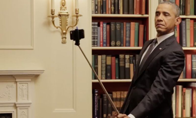 Zelfs de president van Amerika gebruikt een selfie stick
