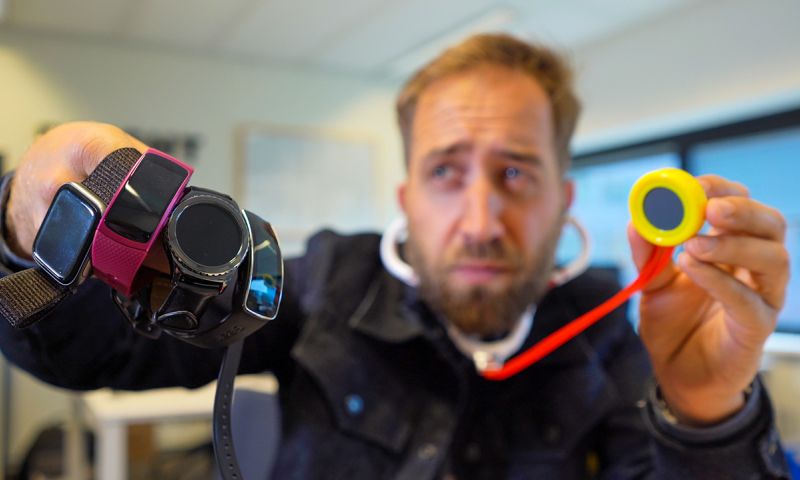 fitbit apple watch covid 19 corona smartwatch horloge armband