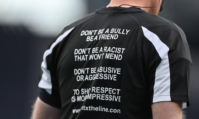 Onlineracisme tegen voetballers moet leiden tot stadionverbod