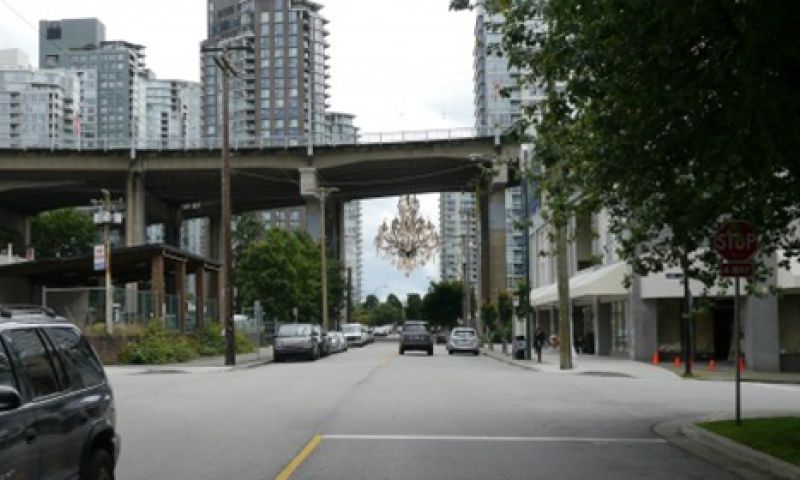 Gigantische kroonluchter fleurt onderdoorgang op