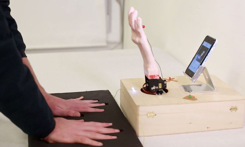 Tinder-robot vindt liefde op basis van zweethanden