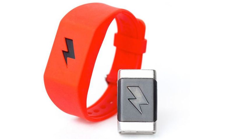 Armband geeft schok als je meer uitgeeft dan nodig