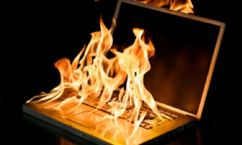 Au! Hackers laten laptops vlam vatten met malware