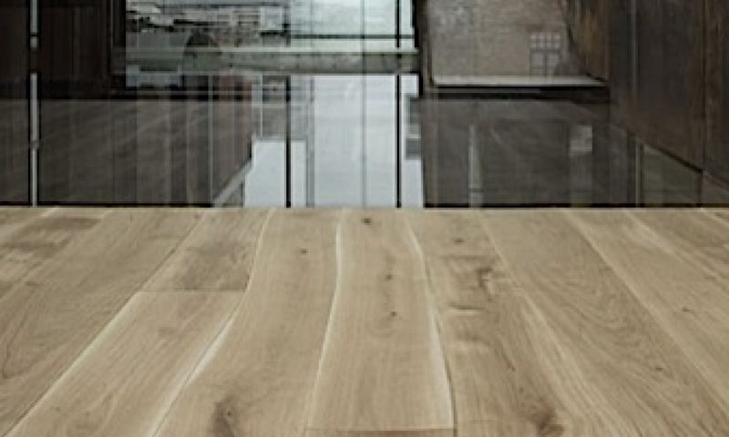 Houten vloer waarin je de vorm van de boom terugziet