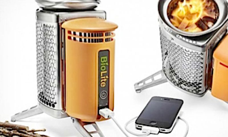 Met een houtvuurtje je smartphone opladen