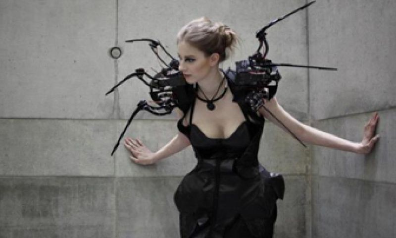 Animatronic leeft op de schouders van modebewuste dame