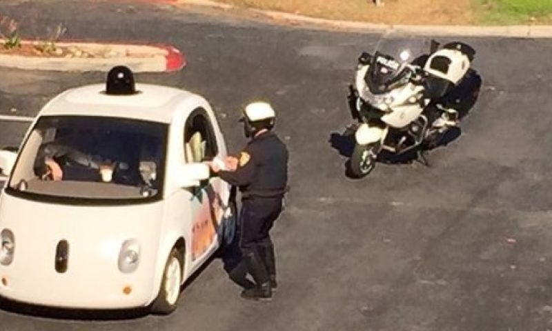 Agent stopt zelfrijdende Google-auto wegens te langzaam rijden