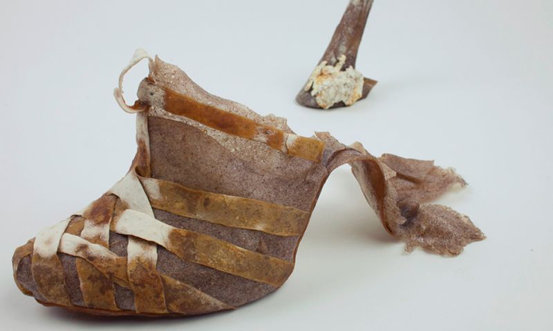 Expositie Fungal Futures toont kleding en schoenen van schimmels