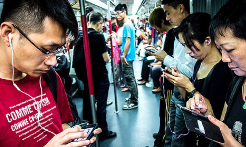 Iedereen speelt met zijn smartphone in de trein. Ja, nou en?