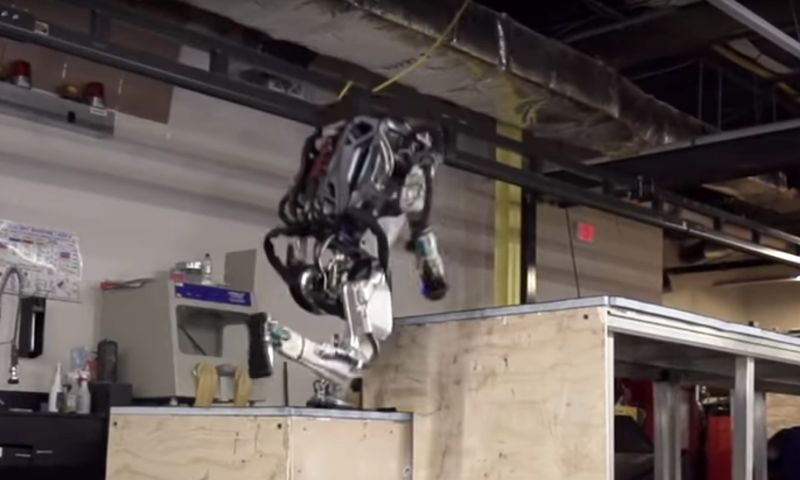 robot parkour freerunning atlas boston dynamics rennen springen