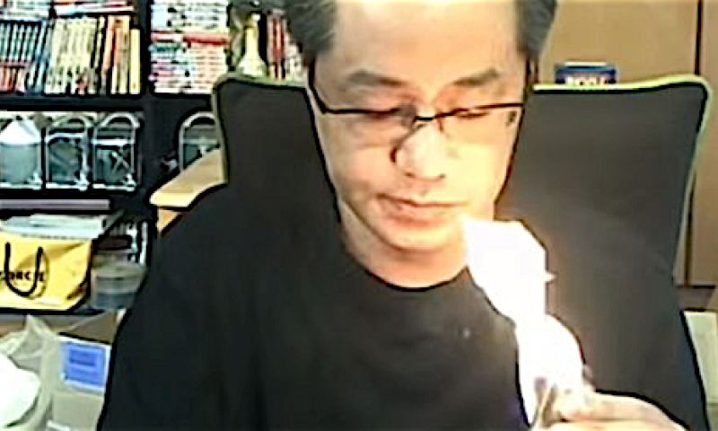 Japanner zet tijdens live-stream per ongeluk zijn kamer in de fik