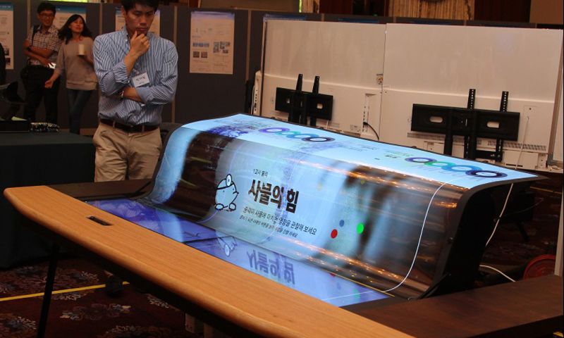 LG presenteert oprolbaar scherm van 77 inch
