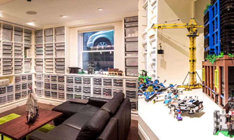 Video: 'Schat, zit je in je Lego-kelder?'