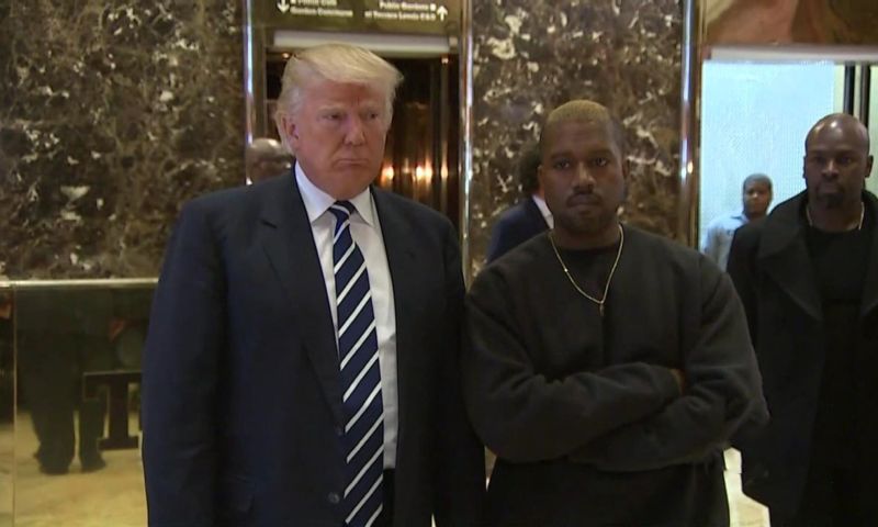 Bizar video-moment: Kanye babbelt met Trump