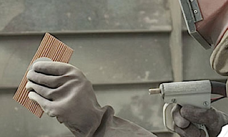 Zandstralen van Hollandse boom leidt tot designkast