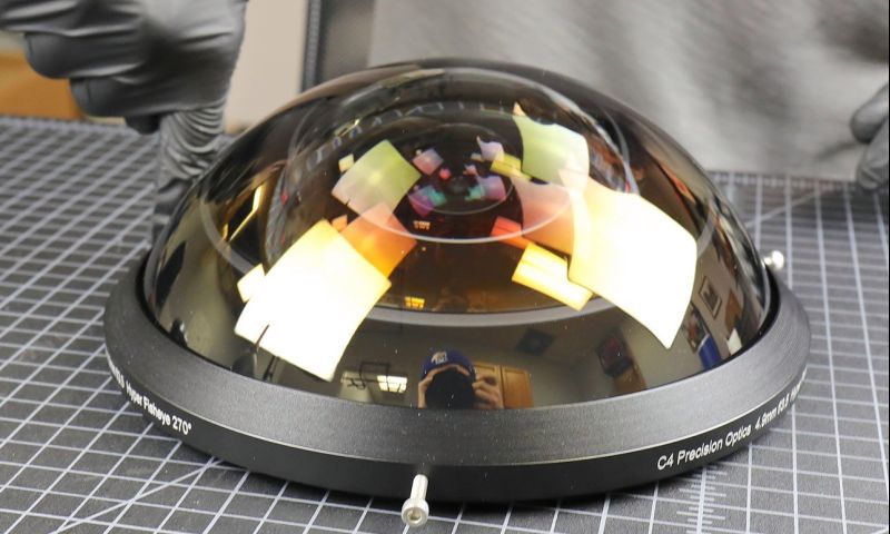 Hyperfisheye cameralens van 270 graden kijkt achter zichzelf