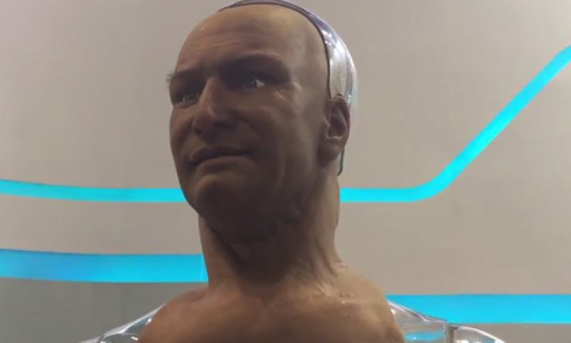 Deze robot reageert op je met gezichtsuitdrukkingen