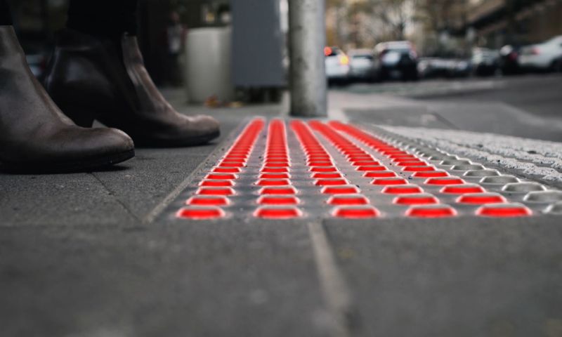 Slimme stoep laat smartphonegebruikers verkeer niet inlopen