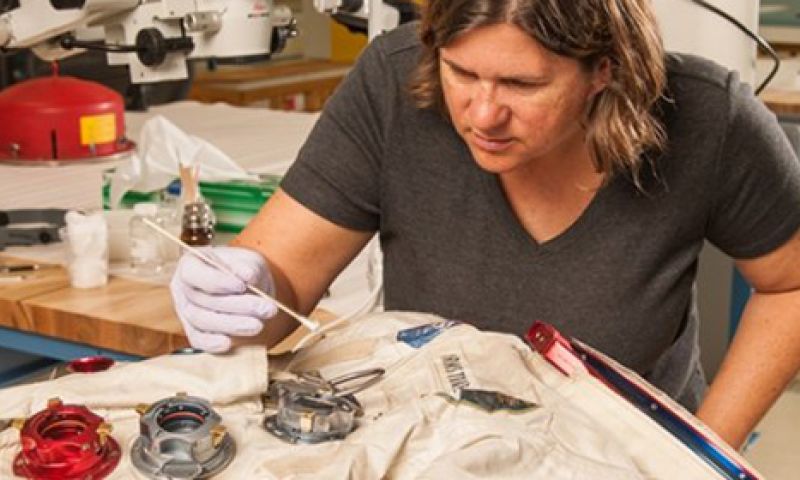 Ruimtepak Neil Armstrong brokkelt af: museum heeft crowdfunding nodig