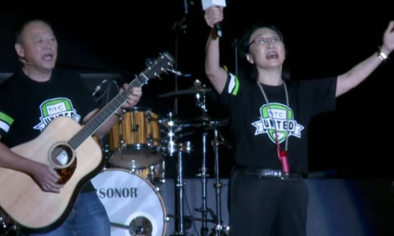 Video: HTC-top speelt vol passie eigen 'rock anthem'