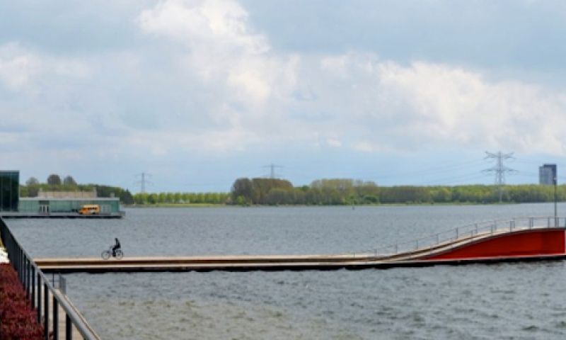 Golvende en lichtgevende pier in Almere