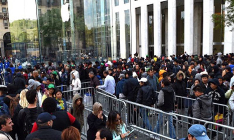 Geen slaapzakken voor de deur: Apple wil af van wachtrijen