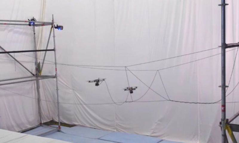 Kijk hoe drones samenwerken om een touwbrug te maken