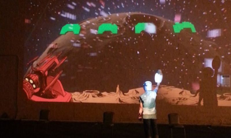 Levensgroot Space Invaders spelen op de parkeerplaats