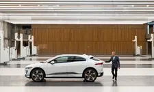 Thumbnail for article: Jaguar legt productie elektrische auto stil door batterijtekort