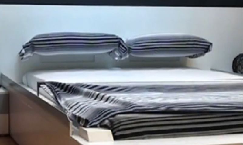 Bed met robotarmpjes trekt zelf de dekens recht