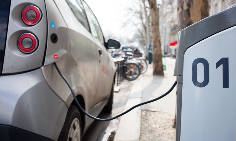 Verkoop elektrische auto's blijft druppel op gloeiende plaat