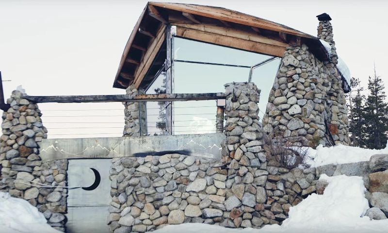 Video: Zelfgebouwd mini-huis van pro-snowboarder