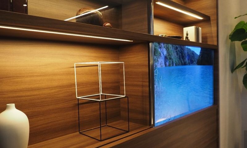Onzichtbare Panasonic-tv vermomd als glazen kastdeur 