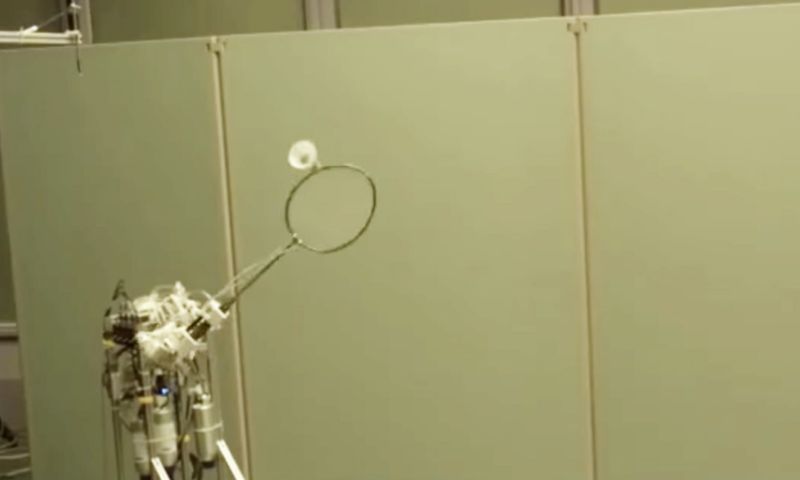 robot badminton