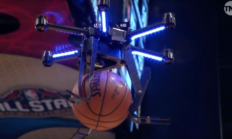 Video: Intel-drone helpt basketballer met slam dunk