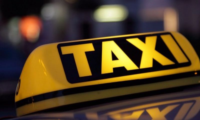 Taxicentrales starten aanval op Uber met nieuwe app