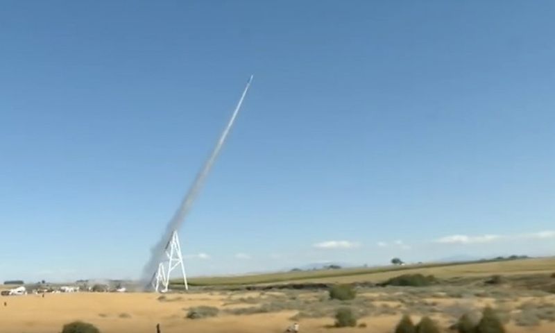 Video: Stuntman schiet zichzelf met raket de lucht in