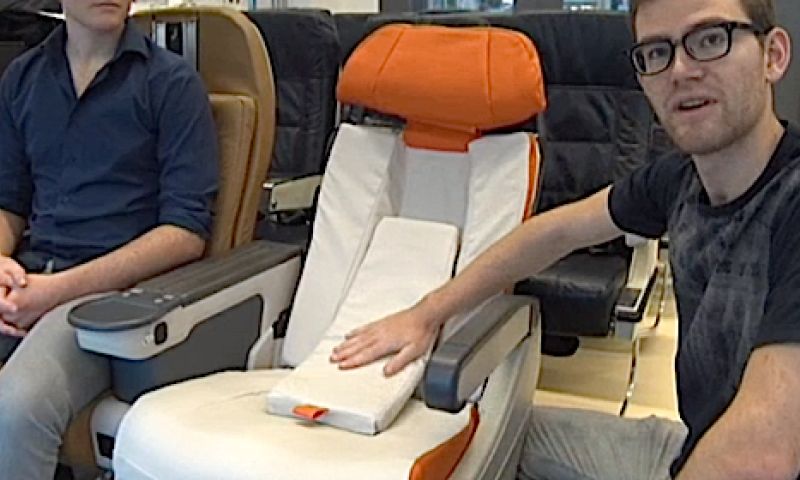 Zo slaap je lekker in een vliegtuigstoel