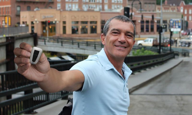 © Biocryptology, Antonio Banderas met een vingerafdrukscanner van Biocryptology